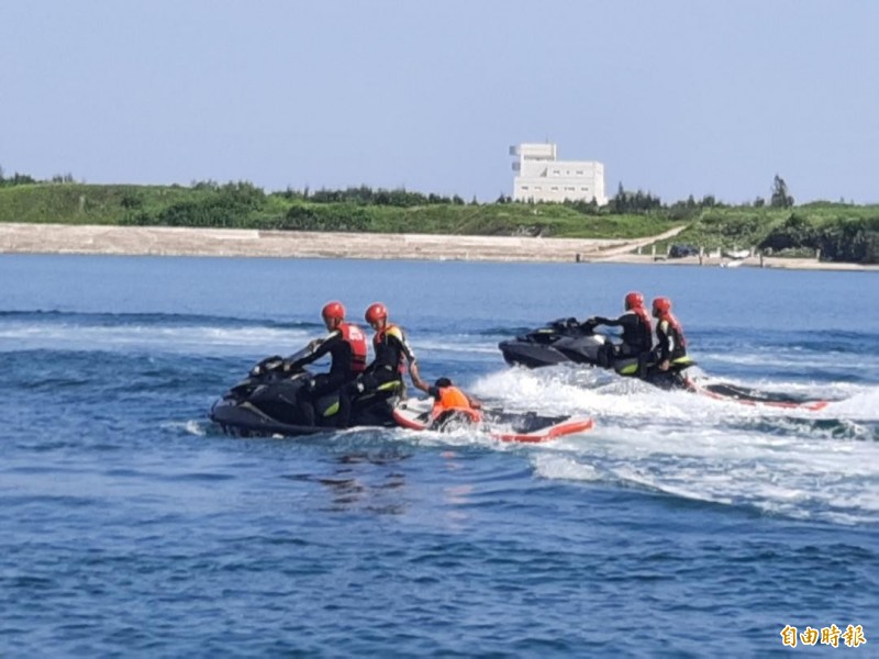 水上摩托車機動性高，成為海巡署岸際救難利器。（記者劉禹慶攝）