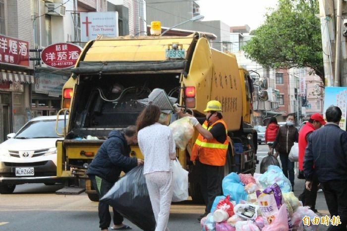 桃園市環境保護局招募正式清潔隊員350名，分一般隊員組320名、原住民族組30人，薪水部份包含本薪、清潔獎金等，上看41K。（記者魏瑾筠攝）