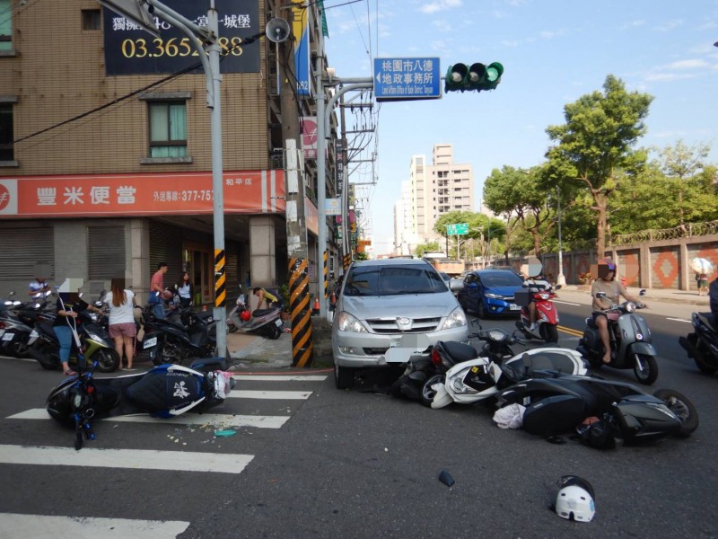 駕著5人座轎車的楊姓工人涉嫌酒駕，在和平路上連續2個路口肇事，總共撞倒7部機車，造成8人受傷。（記者陳恩惠翻攝）