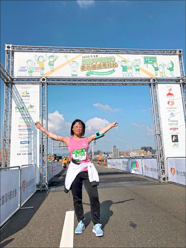 今年活動大使，同時也是顏損者吳承怡，完賽10K。（陽光基金會提供）