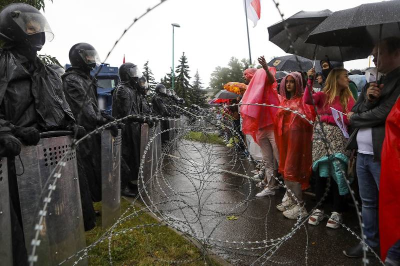 白羅斯10萬示威者6日遊行至總統官邸外，要求執政26年的盧卡申科下台。（美聯社）