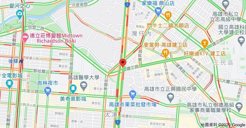 高市民族路靠近建工路一帶上午大塞車（紅色路段），因為馬路在鋪路。（記者王榮祥翻攝）