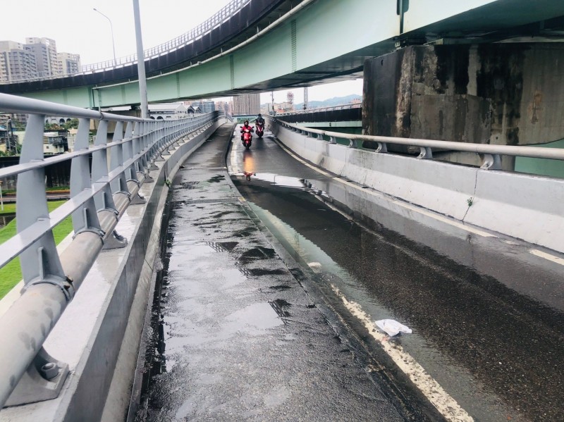 浮洲橋先前遇雨經常積水，影響行車安全。（養護工程處提供）