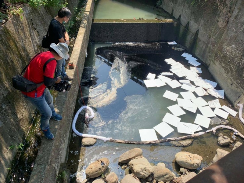 竹縣橫山鄉重油污染區域排水環保局出動攔油索避免擴散 生活 自由時報電子報