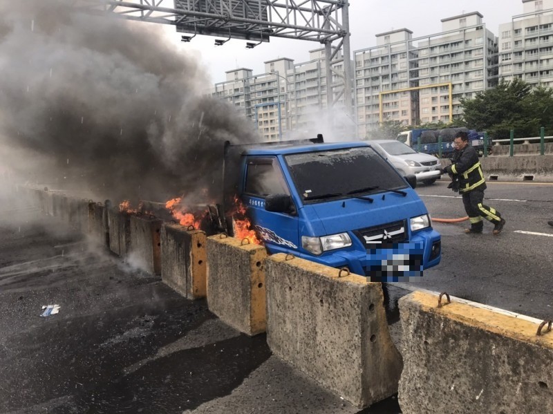 台65線板橋段今天下午傳出火燒車，車輛陷入火海。（記者吳仁捷翻攝）