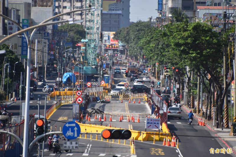 立委邱志偉力促高捷岡山後站、延伸二階計畫一併通過。（記者蘇福男攝）