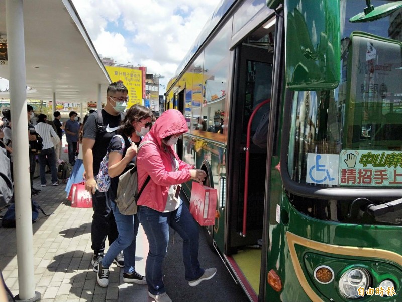 嘉市推動公共運輸，寄希望於市區電動公車，圖為嘉義火車站乘客搭車情形。（記者丁偉杰翻攝）