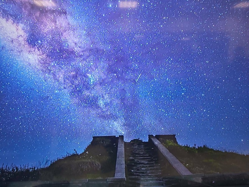 攝影玩家莊家和在合歡山拍攝的星空縮時攝影作品，美麗夢幻。（莊家和提供）