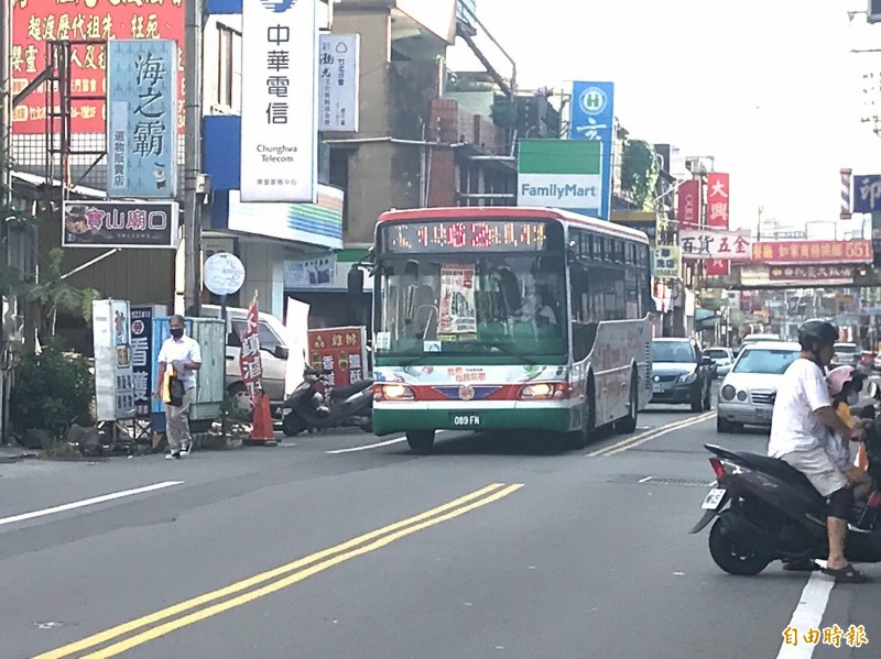 新竹縣政府為了普及客運服務,正在檢討和重新規劃縣內的公車路網,預計明年配合釋出相關路權。(記者黃美珠攝) 新竹縣政府為了普及客運服務,正在檢討和重新規劃縣內的公車路網,預計明年配合釋出相關路權。(記者黃美珠攝)