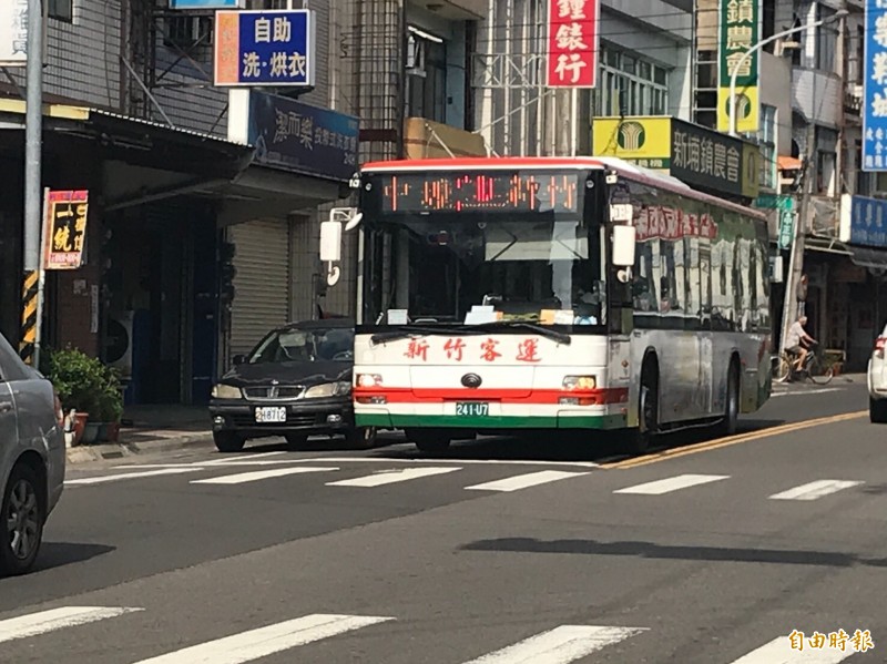 新竹縣政府為了普及客運服務,正在檢討和重新規劃縣內的公車路網,預計明年配合釋出相關路權。(記者黃美珠攝) 新竹縣政府為了普及客運服務,正在檢討和重新規劃縣內的公車路網,預計明年配合釋出相關路權。(記者黃美珠攝)