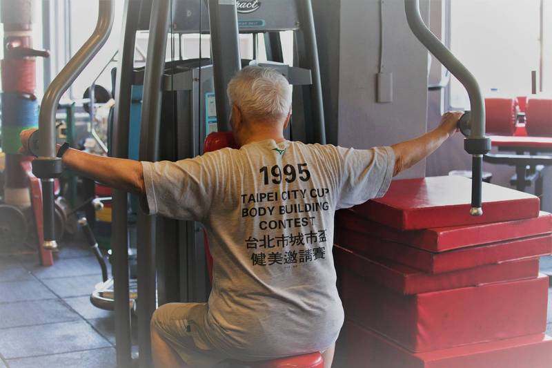 [閒聊] 超過1萬天！93歲爺爺勤跑健身房逾30年