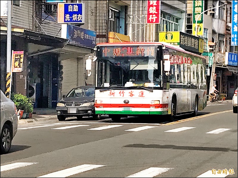 新竹縣政府為了普及客運服務，正在檢討和重新規劃縣內的公車路網，預計明年配合釋出相關路權。（記者黃美珠攝）