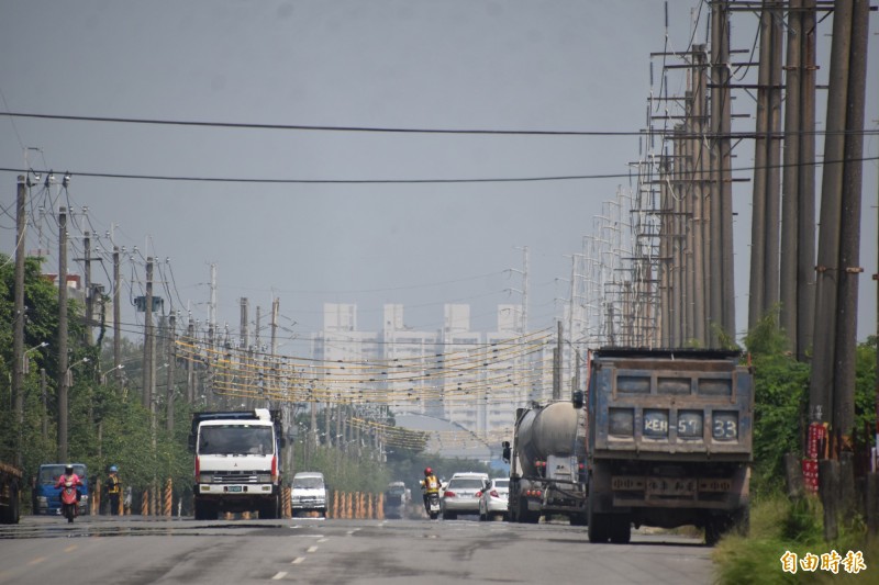 永安養殖漁民指控，台電興達電廠燃氣更新改建工程，每天有多達上百輛大型工程車進出鹽保路、新華路（中油外環道）和石斑路等路段，嚴重影響社區居民安全，並導致養殖魚蝦驚嚇死亡損失。（記者蘇福男攝）