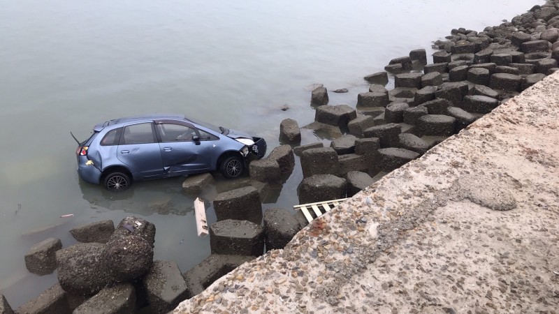 轎車倒車失控暴衝落海。（記者許倬勛翻攝）