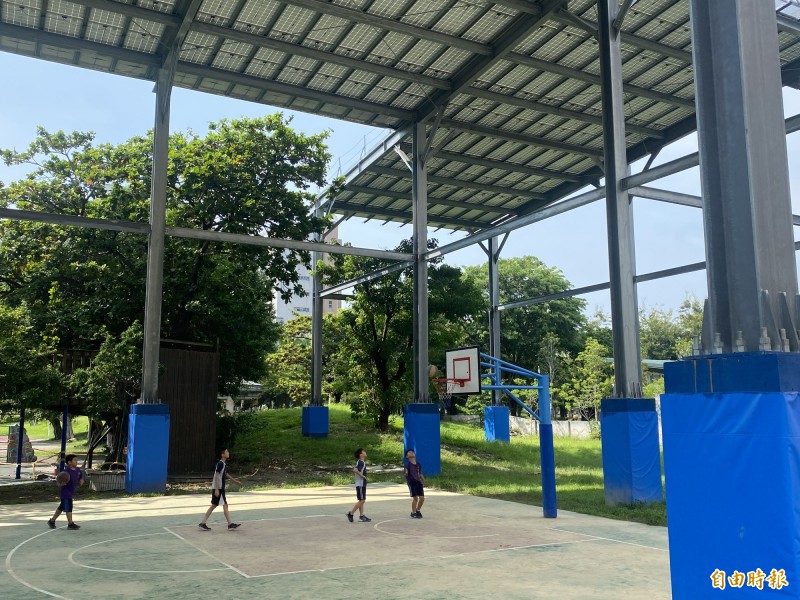 校方稱打球難免糾紛，圖為市區國小風雨球場。（記者黃旭磊攝）