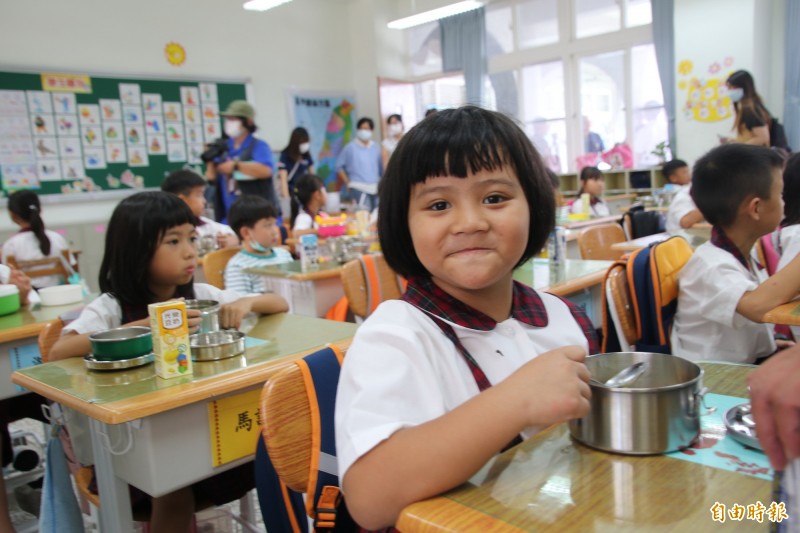 台東縣各級學校午餐一律使用國產肉，好讓學生吃得健康、吃得安全。（記者陳賢義攝）