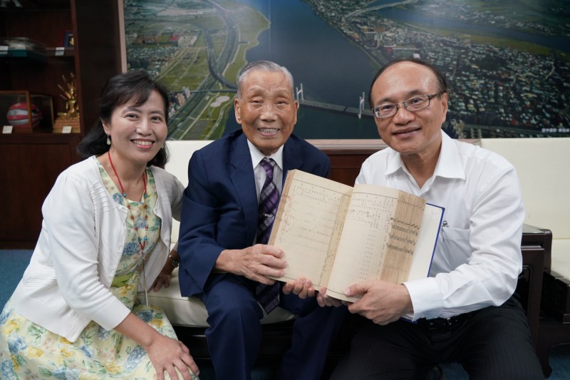 南港國小百歲人瑞李樹全（中）大方捐款100萬元給母校，在台北市教育局長曾燦金（右一）、南港國小簡邑容手中接過感謝狀。（台北市教育局提供）