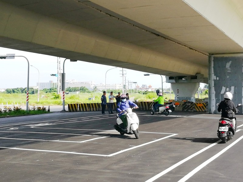 歸仁區公所爭取認養台86線橋下閒置空間，規劃機車考照練習場。（記者吳俊鋒翻攝）