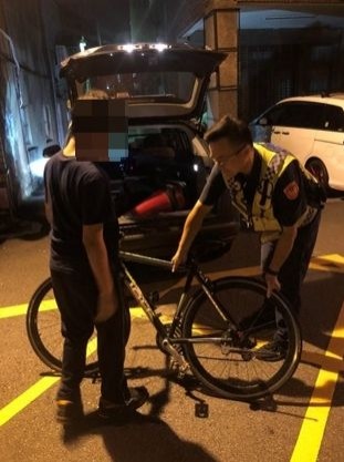 台中一名11歲男童，負氣騎腳踏車離家，卻迷路徘徊街頭，幸好員警發現將他連同單車送回家。（記者陳建志翻攝）