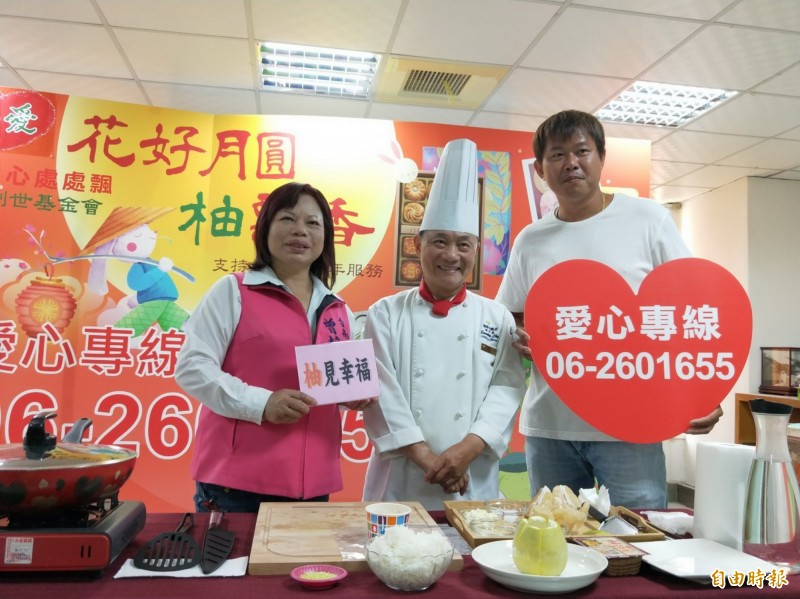 創世文旦禮盒銷量慘澹,主廚阿基師(中)及市議員曾培雅(左)、柚農李明彥(右)呼籲各界發揮愛心,用行動幫助植物人。(記者蔡文居攝) 創世文旦禮盒銷量慘澹,主廚阿基師(中)及市議員曾培雅(左)、柚農李明彥(右)呼籲各界發揮愛心,用行動幫助植物人。(記者蔡文居攝)