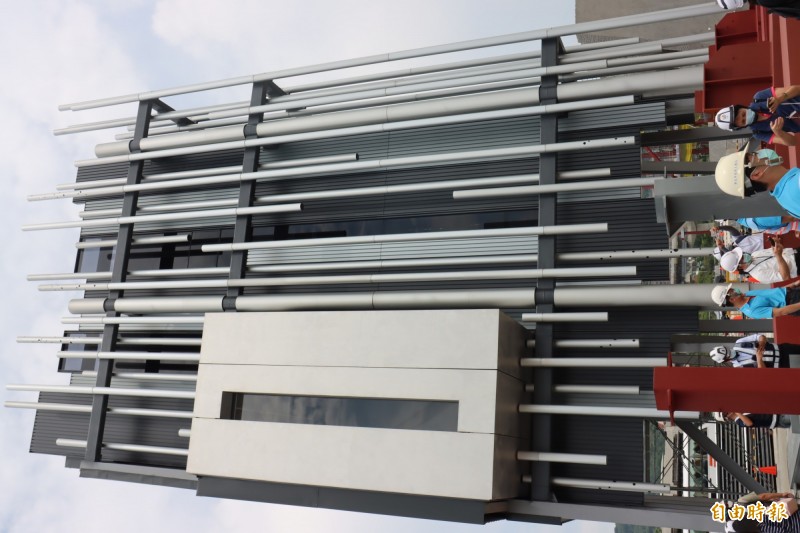 新北市美術館特殊的蘆葦外觀造型,施工單位先建樣品屋確認外型。(記者翁聿煌攝) 新北市美術館特殊的蘆葦外觀造型,施工單位先建樣品屋確認外型。(記者翁聿煌攝)