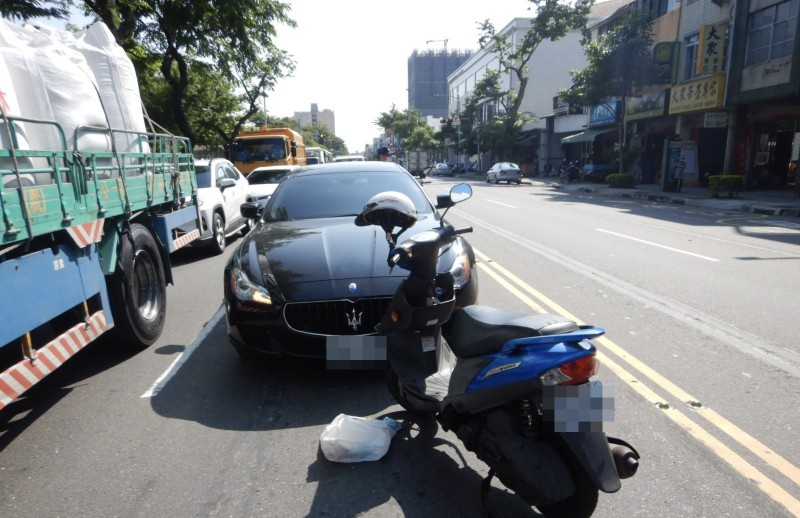 騎士跨越2個車道，迎頭撞擊對向瑪莎拉蒂跑車。（記者黃旭磊翻攝）