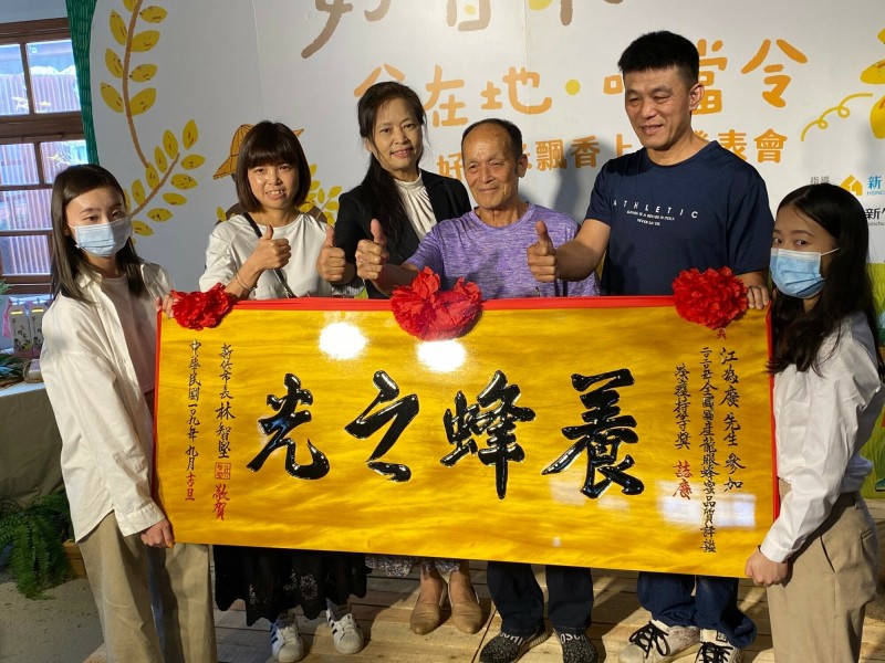新竹市養蜂家族第三代傳人江為慶的龍眼蜜獲今年全國國產龍眼蜜評鑑特等獎，所產的龍眼蜜品質相當高。（記者洪美秀翻攝）