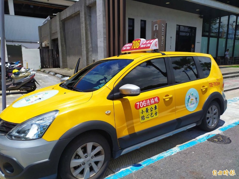 小黃公車今年7月推出「村里端隨招隨停」,在「藍色實心」的站點間招手,不必走到站牌就能搭乘。(記者陳彥廷攝) 小黃公車今年7月推出「村里端隨招隨停」,在「藍色實心」的站點間招手,不必走到站牌就能搭乘。(記者陳彥廷攝)