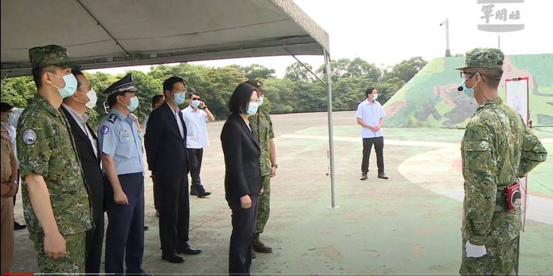 蔡總統今天視導「空軍防空飛彈連」。（軍聞社提供）