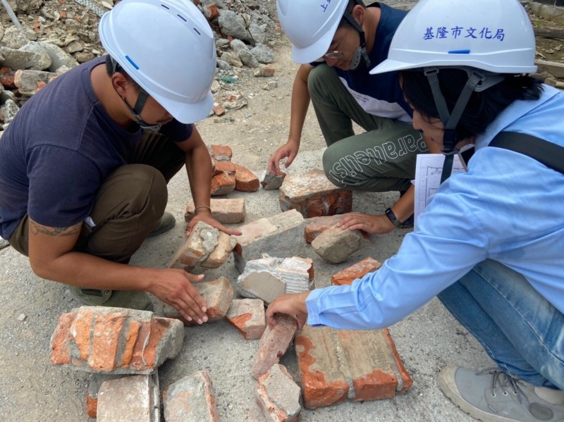 民眾在要塞司令部工地現場發現TR磚被任意棄置，文化局表示，現場多為不完整的TR磚，已保留部分作為未來展示。（基隆市文化局提供）