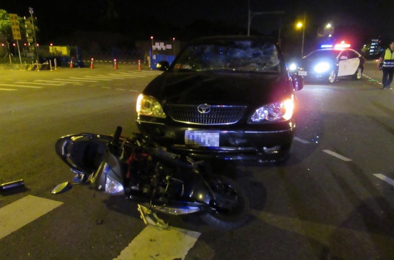 苗栗市聯大路與台13線路口昨天深夜發生車禍，2男大生受傷送醫。（圖由民眾提供）