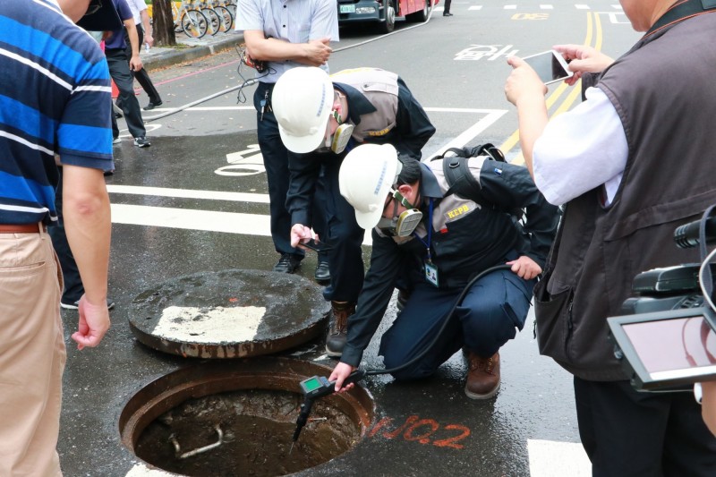 相關人員量測乙烯濃度。（記者葛祐豪翻攝）