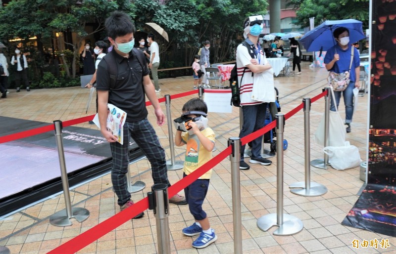 日本民眾帶著小孩體驗VR影片。(記者林翠儀攝) 日本民眾帶著小孩體驗VR影片。(記者林翠儀攝)