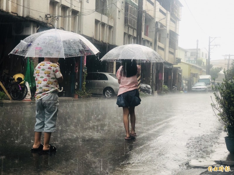 雲林西螺下午下起滂沱大雨，水利署發布淹水一級警戒區，提醒低窪地區、道路注意淹水。（記者黃淑莉攝）