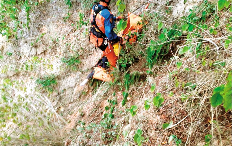 男子撿空拍機失聯，被發現跌落80公尺深山谷死亡。（記者蔡政珉翻攝）