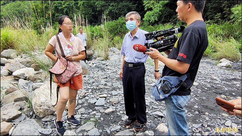 台電明潭發電廠廠長許宗源（中）說明意外原因，盧妻（左）無法接受。（記者佟振國攝）