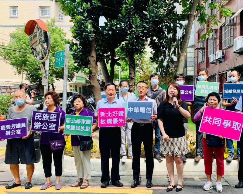 新北市板橋區民族路巷弄內一塊土地長期遭人占用，經市議員劉美芳（右二）協調，進行綠美化工程。（劉美芳服務處提供）