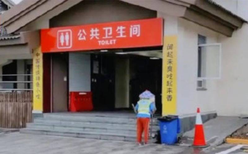 中國一處高速公路服務區的公廁外對聯，被認為暗諷中國特色小吃「是屎」。（圖取自微博）