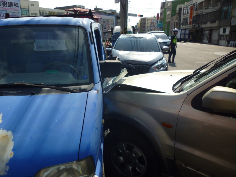 酒駕男為躲警方，除撞上兩警車，連停放路旁的自小貨車與自小客車都遭殃。（記者劉曉欣翻攝）