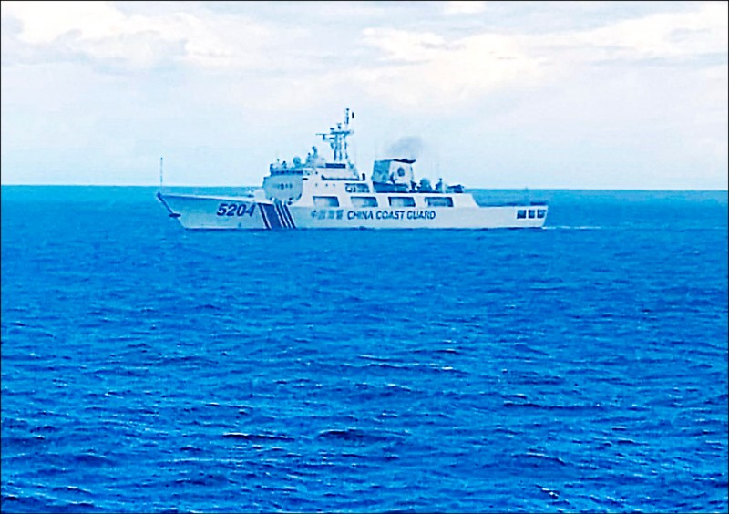印尼海事安全局15日表示，他們12日晚間偵測到1艘編號5204的中國海警船，進入印尼納土納群島的「北納土納海」專屬經濟海域。（美聯社）
