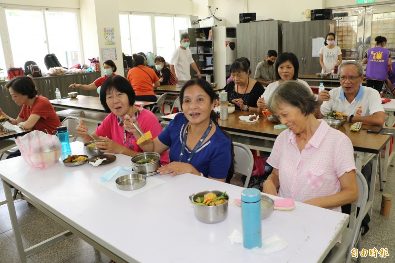 畫眉鳥晚香玉協會老人共餐點加入惜食廚房，長輩吃得既健康美味又開心。（記者邱書昱攝）