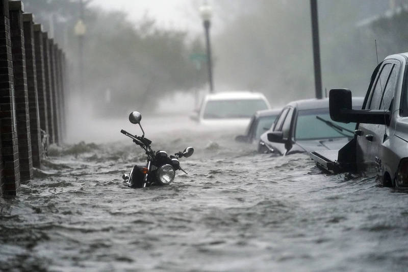 佛州彭薩科拉市中心街道淹水。（美聯社）