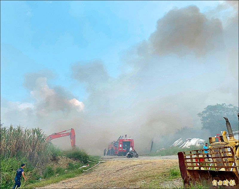 阿寶坑垃圾掩埋場大火，已派遣上百車次水車跟64人力前往灌救，預計最少需1周時間才能完全熄滅。（記者陳冠備攝）