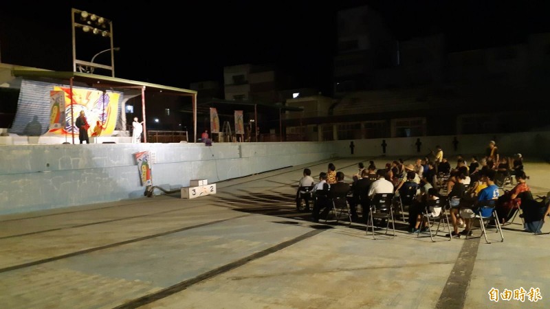 台東縣立泳池昨晚成了舞台劇表演場地，舞台在池畔，觀眾席在池底。（記者黃明堂攝）