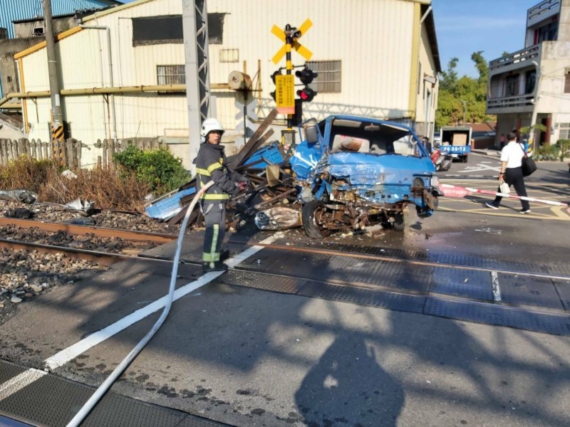 台鐵苗栗通灣段，貨車撞上區間車成廢鐵。（記者蔡政珉翻攝）