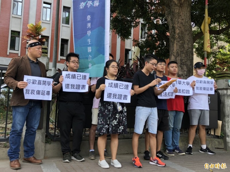 東華大學3位學生，因抗議學校對學生機車入校違停罰錢等不合理規定拒繳罰金，遭到東華大學扣住畢業證書，今到教育部前陳抗。（記者林曉雲攝）