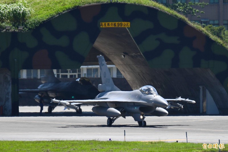 空軍花蓮基地F-16戰機，緊急由機堡滑出升空警戒。（記者游太郎攝）