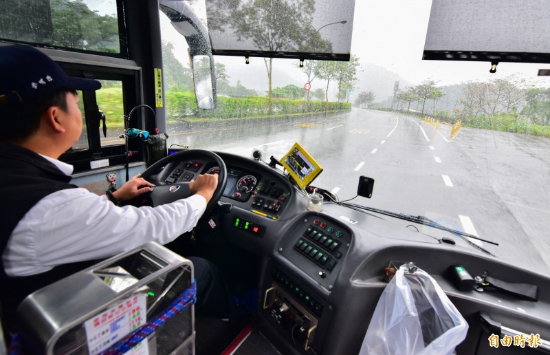 蘇花路廊預計在中秋前於花蓮、蘇澳端入口試辦大客車優先道，預估行車時間可叫小客車減少30分鐘，鼓勵民眾多多運用大眾運輸工具。（記者張議晨攝）