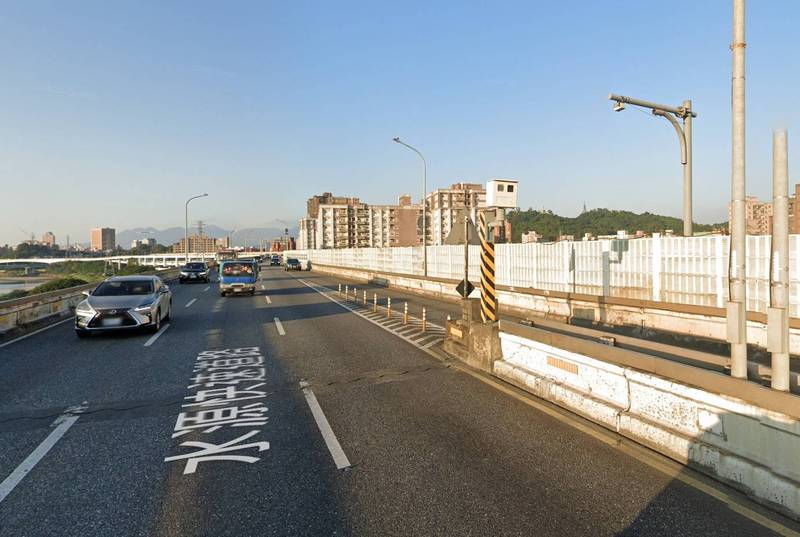 台北市水源快速道路的南下車道測速照相機，今年1至7月取締件數高達18096件，成為台北市的照相王。（圖擷自Google街景）