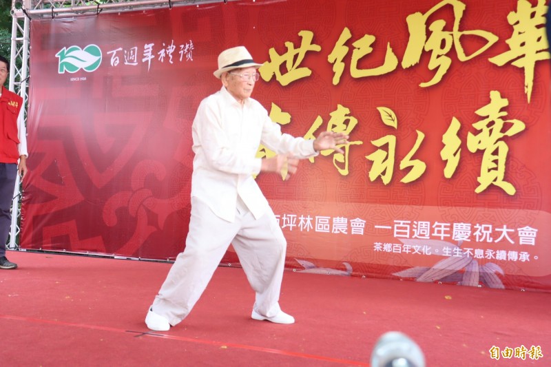 104歲的廖添丁在台上打詠春拳，虎虎生風。（記者翁聿煌攝）